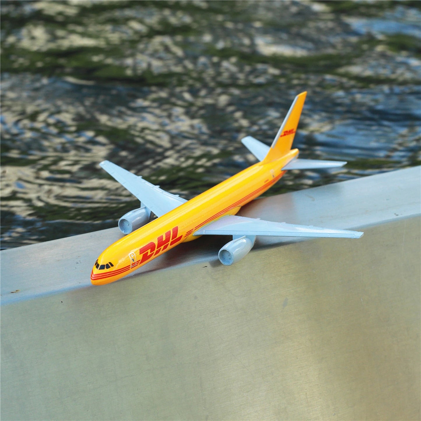 Scale 1:400 Metal Replica Aircraft 15cm DHL Cargo Boeing 757 Diecast Model Aviation Collectible Miniature Souvenir Ornament