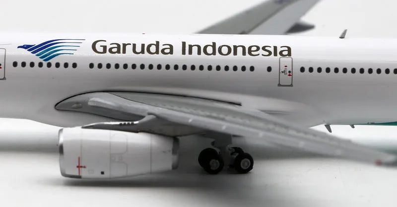 LH4217 Alloy Collectible Plane Gift JC Wings 1:400 Garuda Indonesia "Skyteam" Airbus A330-300 Diecast Aircraft Jet Model PK-GPC