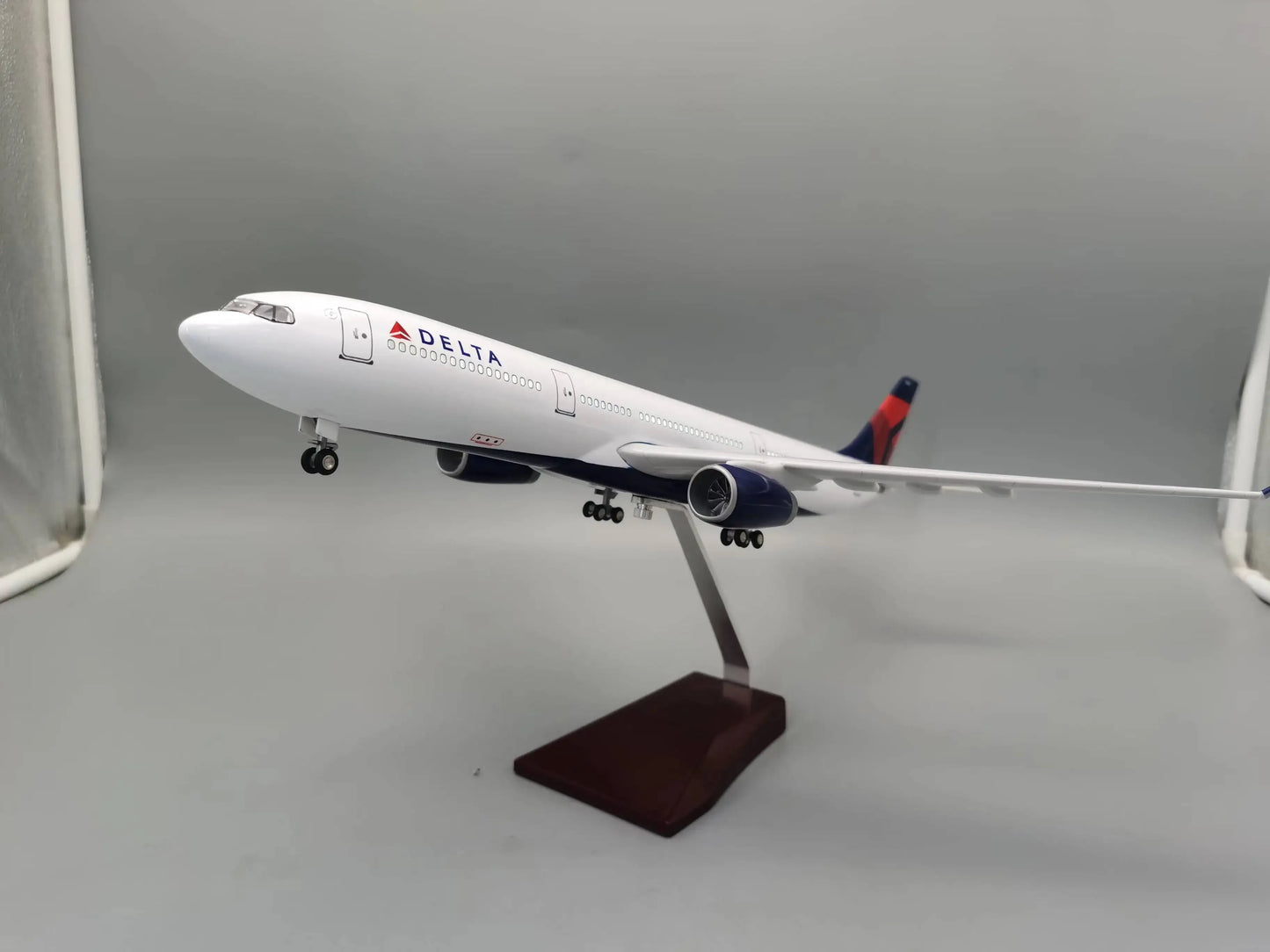 Hot Sale 47CM 1:135 Scale 330 A330 Model AIR DELTA Airlines Airway W Base Wheel Lights Resin Plastic Assembly Aircraft Plane Toy