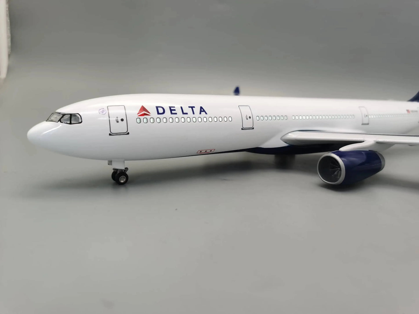 Hot Sale 47CM 1:135 Scale 330 A330 Model AIR DELTA Airlines Airway W Base Wheel Lights Resin Plastic Assembly Aircraft Plane Toy