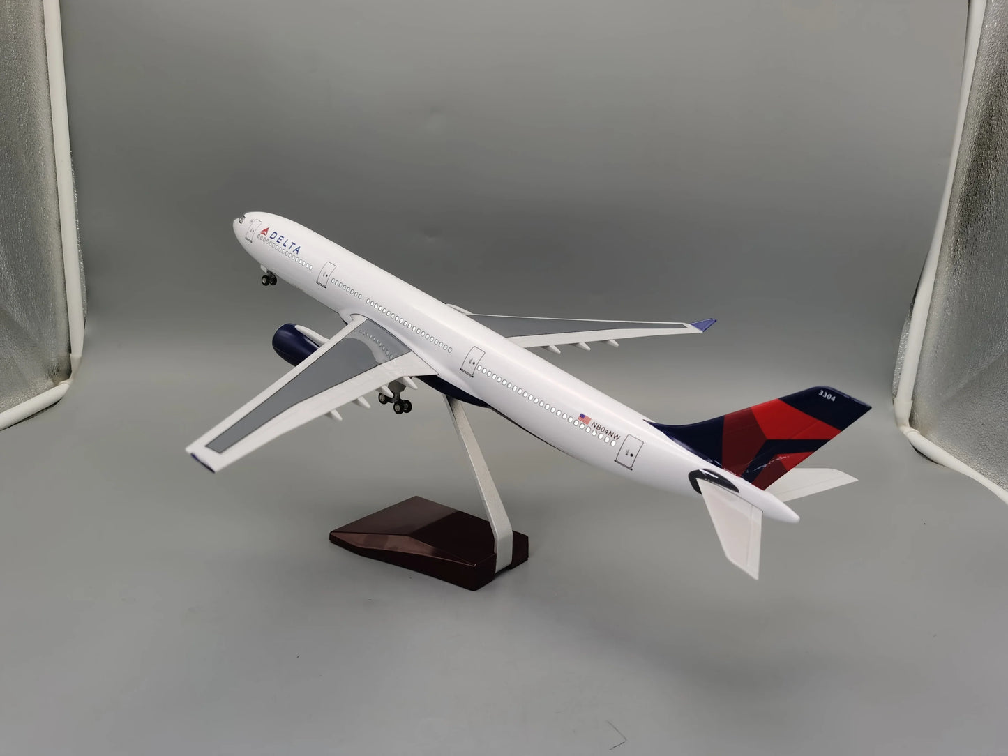 Hot Sale 47CM 1:135 Scale 330 A330 Model AIR DELTA Airlines Airway W Base Wheel Lights Resin Plastic Assembly Aircraft Plane Toy