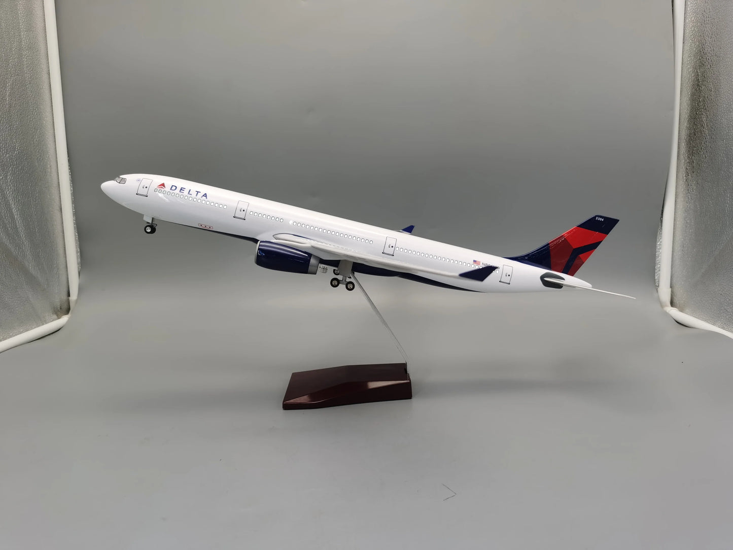 Hot Sale 47CM 1:135 Scale 330 A330 Model AIR DELTA Airlines Airway W Base Wheel Lights Resin Plastic Assembly Aircraft Plane Toy