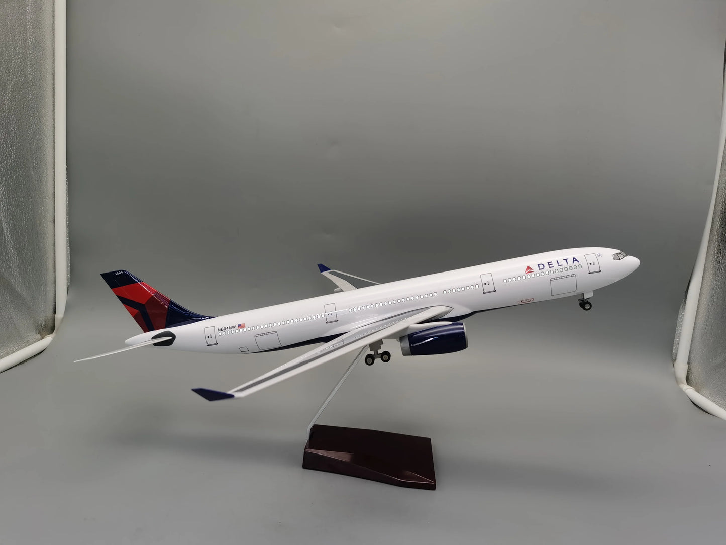 Hot Sale 47CM 1:135 Scale 330 A330 Model AIR DELTA Airlines Airway W Base Wheel Lights Resin Plastic Assembly Aircraft Plane Toy